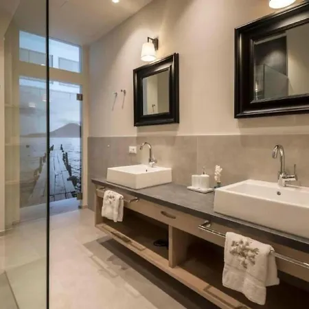 Am Gardasee Mit Privatem Badesteg By Interhome بيت للعطل